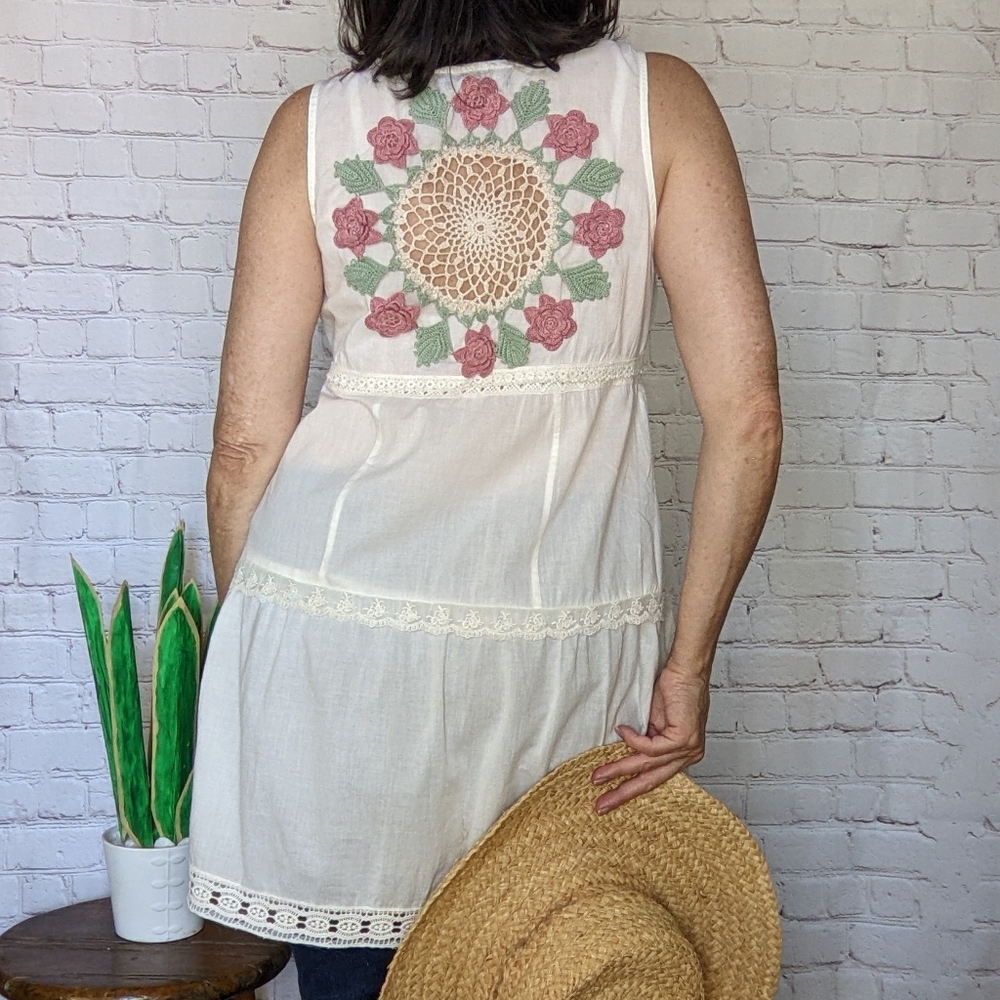 🌞🌞🌞🌞🌞FOREVER 21 | Boho style top, floral detail, crocheted back, M